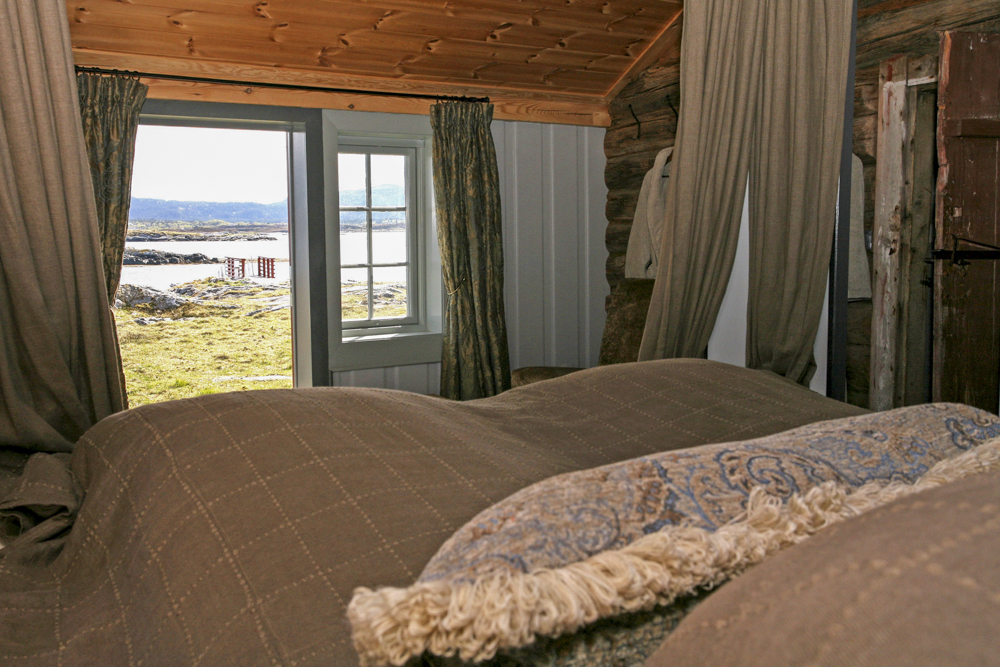 Enjoy the view out into the sea gap straight from the bed